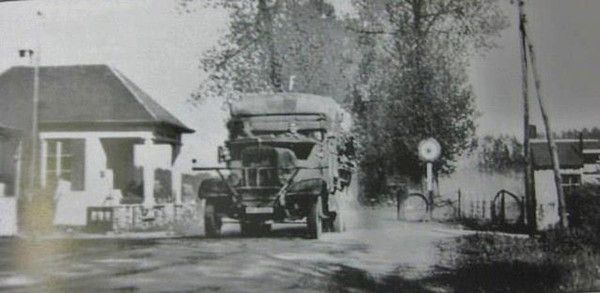 VEHICULE MILITAIRE A LA DOUANE