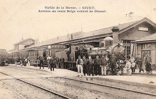 TRAIN BELGE A LA GARE