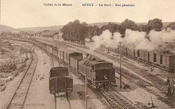 TRAIN DE MARCHANDISES EN GARE